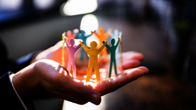 Mano aperta con dentro delle figure che rappresentano l'Employer Branding
