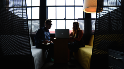 Due persone che lavorano e si scambiano feedback positivi