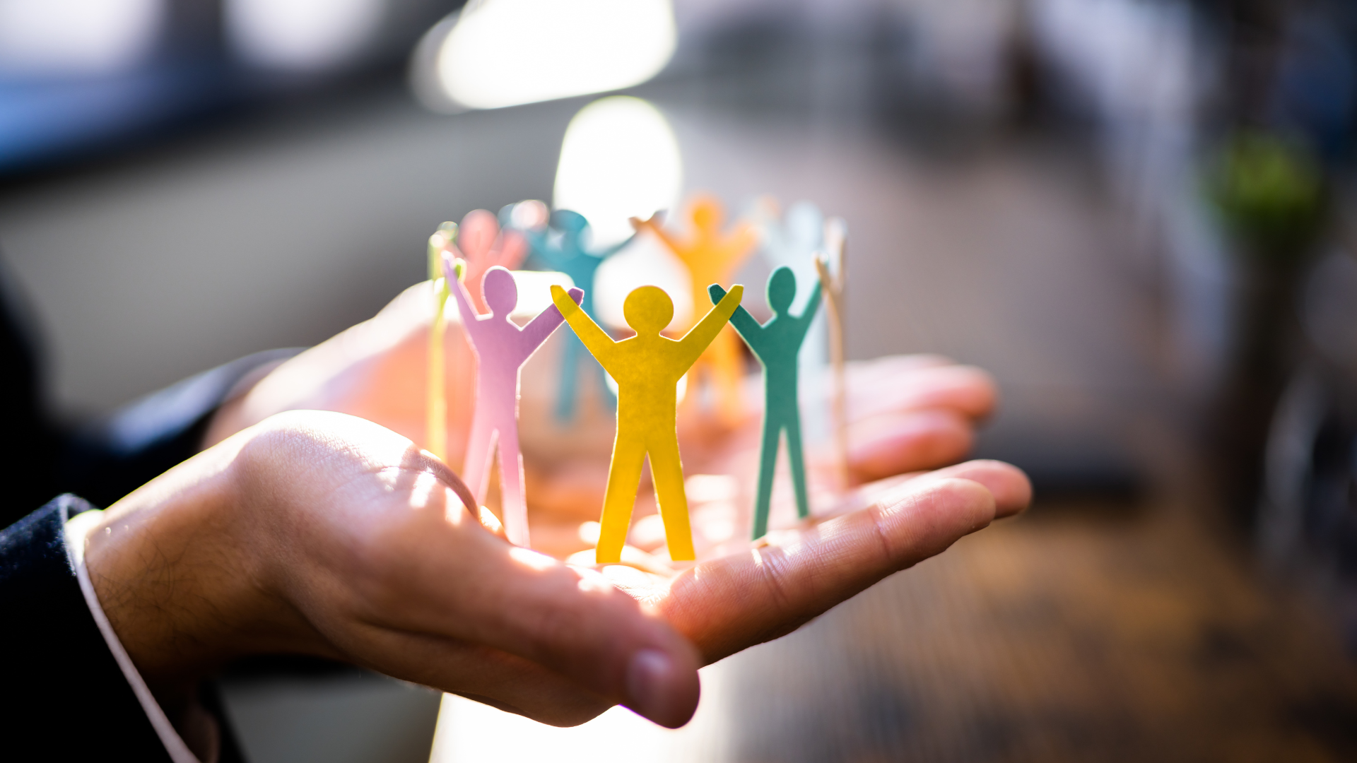 Mano aperta con dentro delle figure che rappresentano l'Employer Branding