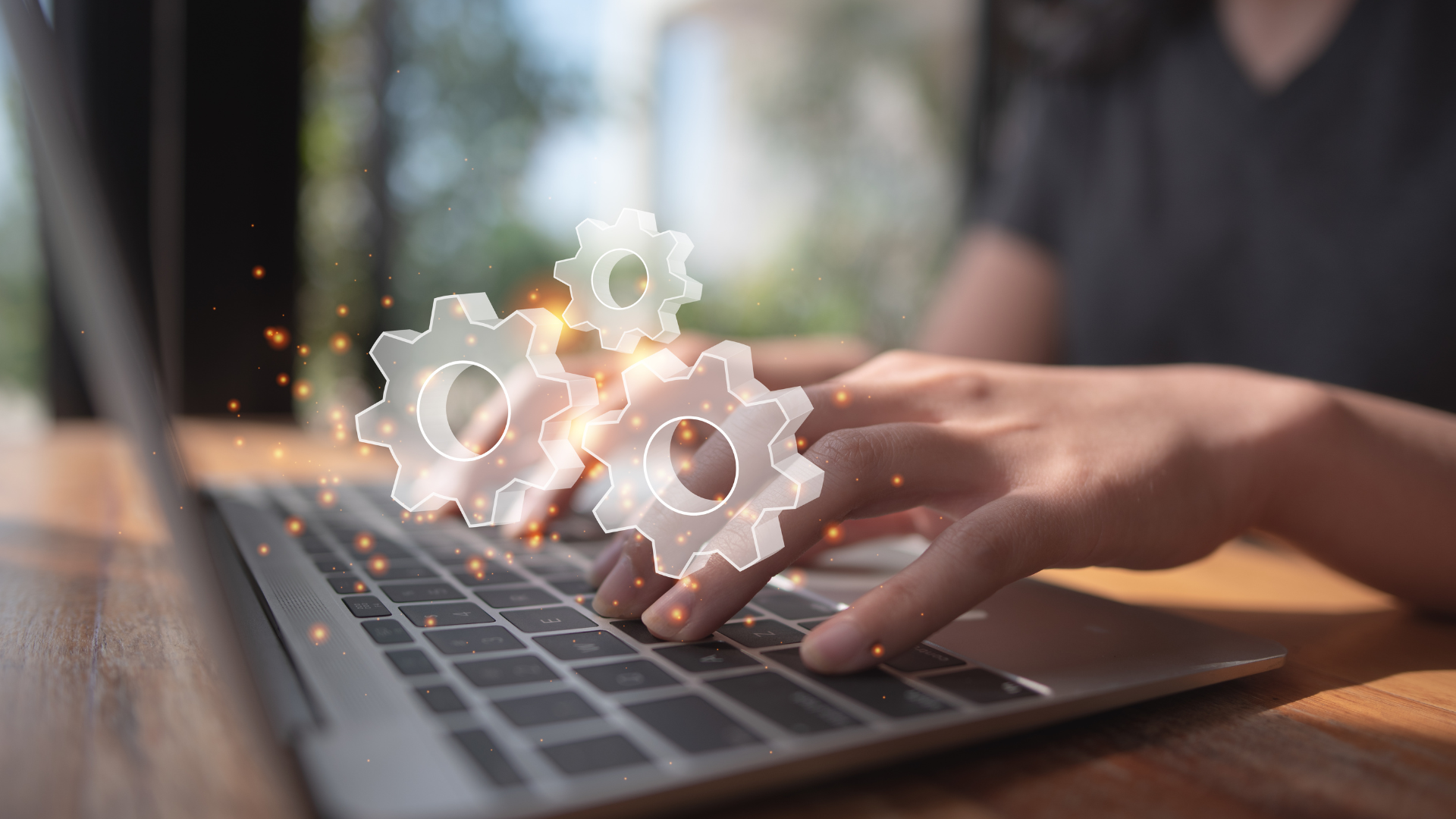 Dita che scrivono su un pc per rappresentare l'efficienza